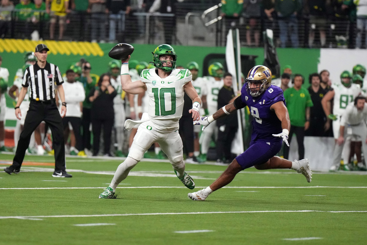 Oregon Ducks quarterback Bo Nix throws a pass against the Washington Huskies in the Pac-12 Championship.